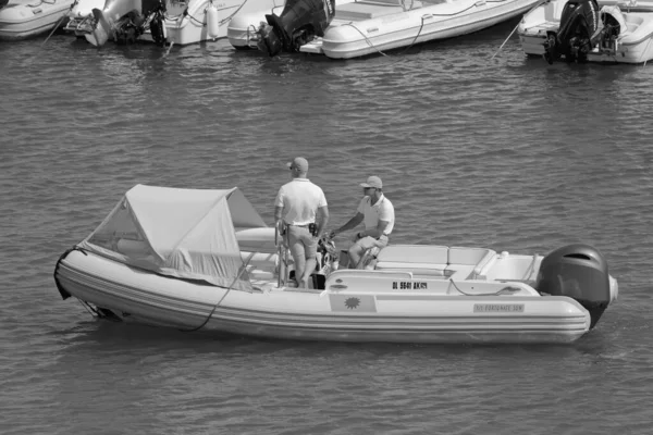 イタリア シチリア島 地中海 マリーナ ラグーザ ラグーザ州 8月2021 ポート内のゴムボート上の男性 Editorial — ストック写真