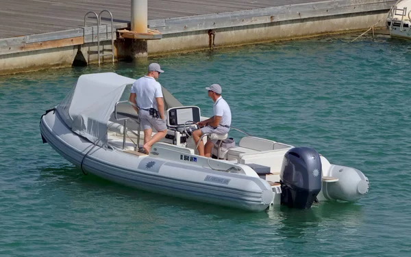 Italien Sicilien Medelhavet Marina Ragusa Ragusaprovinsen Augusti 2021 Män Gummibåt — Stockfoto