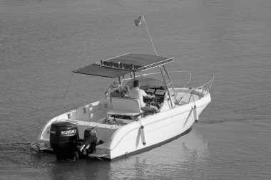 İtalya, Sicilya, Akdeniz, Marina di Ragusa (Ragusa Eyaleti); 10 Ağustos 2021, limanda bir motorlu tekne - EDITORIAL