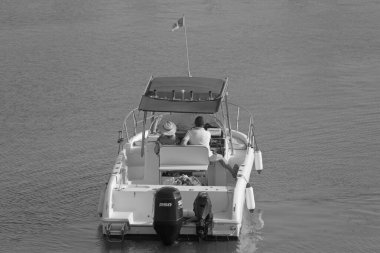 İtalya, Sicilya, Akdeniz, Marina di Ragusa (Ragusa Eyaleti); 10 Ağustos 2021, limanda bir motorlu tekne - EDITORIAL