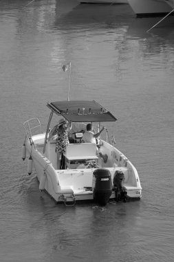 İtalya, Sicilya, Akdeniz, Marina di Ragusa (Ragusa Eyaleti); 10 Ağustos 2021, limanda bir motorlu tekne - EDITORIAL