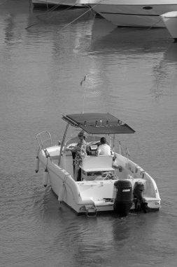 İtalya, Sicilya, Akdeniz, Marina di Ragusa (Ragusa Eyaleti); 10 Ağustos 2021, limanda bir motorlu tekne - EDITORIAL