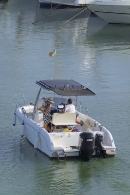 İtalya, Sicilya, Akdeniz, Marina di Ragusa (Ragusa Eyaleti); 10 Ağustos 2021, limanda bir motorlu tekne - EDITORIAL