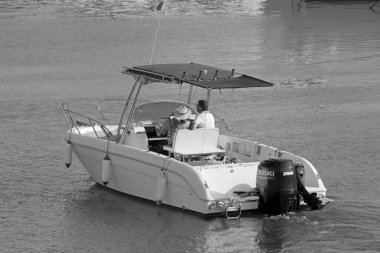 İtalya, Sicilya, Akdeniz, Marina di Ragusa (Ragusa Eyaleti); 10 Ağustos 2021, limanda bir motorlu tekne - EDITORIAL