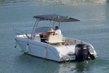 İtalya, Sicilya, Akdeniz, Marina di Ragusa (Ragusa Eyaleti); 10 Ağustos 2021, limanda bir motorlu tekne - EDITORIAL