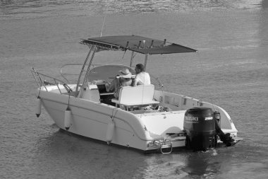 İtalya, Sicilya, Akdeniz, Marina di Ragusa (Ragusa Eyaleti); 10 Ağustos 2021, limanda bir motorlu tekne - EDITORIAL