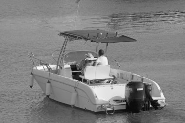 İtalya, Sicilya, Akdeniz, Marina di Ragusa (Ragusa Eyaleti); 10 Ağustos 2021, limanda bir motorlu tekne - EDITORIAL