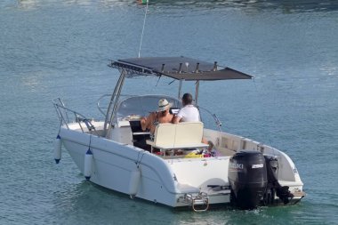 İtalya, Sicilya, Akdeniz, Marina di Ragusa (Ragusa Eyaleti); 10 Ağustos 2021, limanda bir motorlu tekne - EDITORIAL