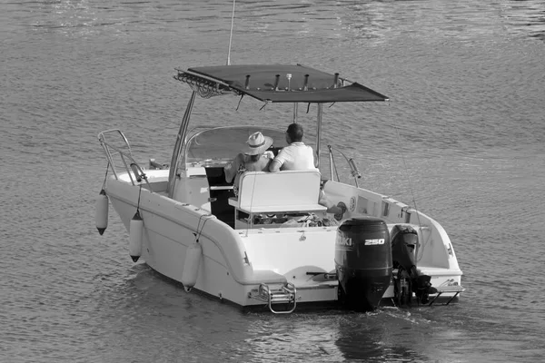 イタリア シチリア島 地中海 マリーナ ラグーザ ラグーザ州 8月2021 ポート内のモーターボート上のカップル Editorial — ストック写真