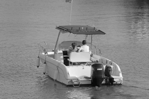 意大利 西西里 地中海 拉古萨海 拉古萨省 2021年8月10日 在港口的汽艇上结为夫妻 Editorial — 图库照片