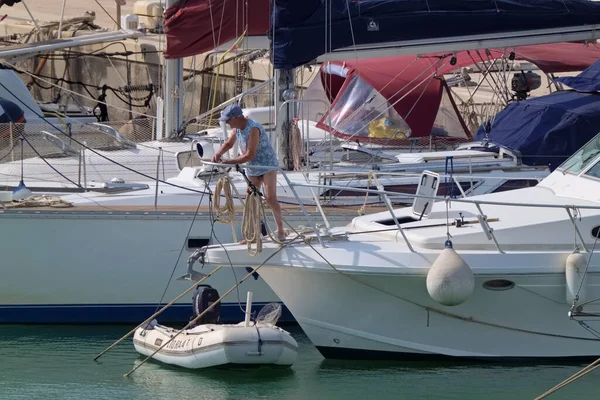 Italien Sizilien Mittelmeer Marina Ragusa Provinz Ragusa August 2021 Mann — Stockfoto