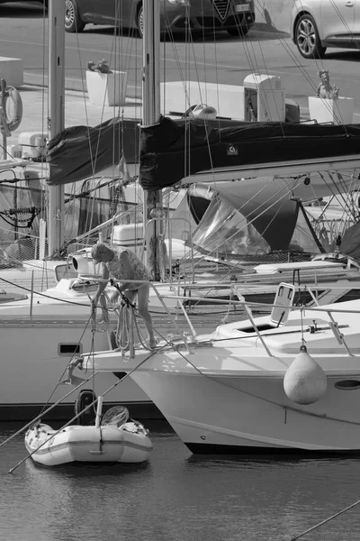 Italien Sicilien Medelhavet Marina Ragusa Ragusaprovinsen Augusti 2021 Man Segelbåt — Stockfoto