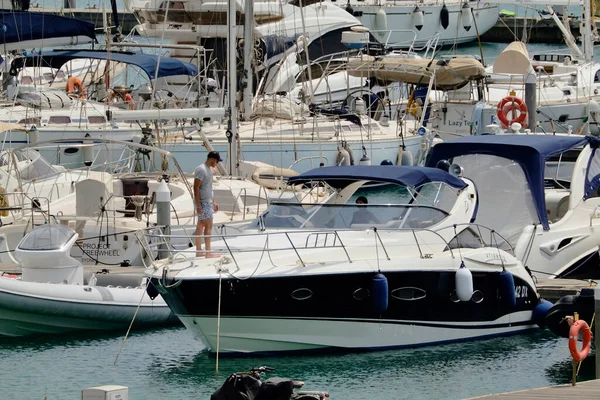 Italien Sicilien Medelhavet Marina Ragusa Ragusaprovinsen Agust 2021 Människor Lyxyacht — Stockfoto
