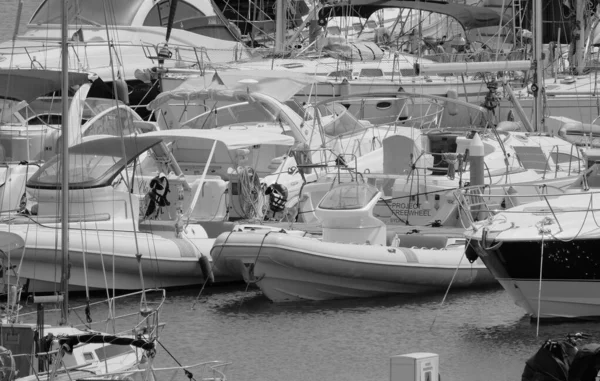 意大利 西西里 地中海 拉古萨港 拉古萨省 2021年8月11日 港口内的汽艇和豪华游艇 Editorial — 图库照片