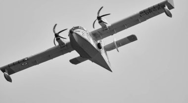 İtalya, Sicilya, Marina di Ragusa (Ragusa Eyaleti), yakın kırsal bir yangını durdurmak için deniz suyu alan Kanadalı bir itfaiyeci uçağı.