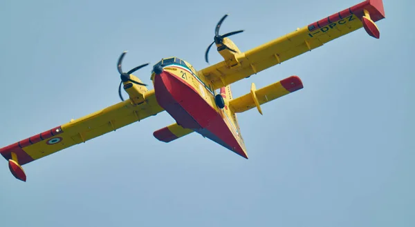 意大利西西里的Marina Ragusa Ragusa省 一架飞行中的加拿大航空消防员飞机 获取海水以阻止近郊的火灾 — 图库照片