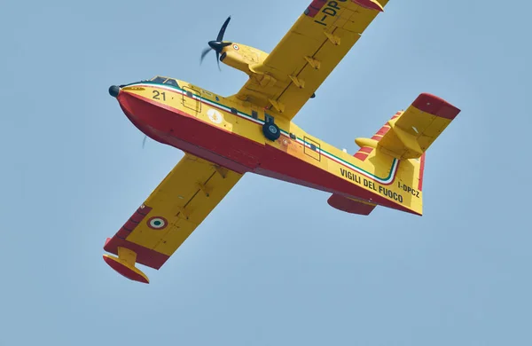 Italien Sicilien Marina Ragusa Ragusaprovinsen Ett Flygande Kanadluftsflygplan Som Får — Stockfoto