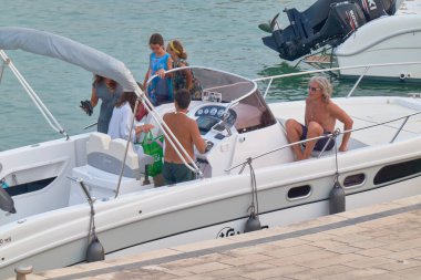 İtalya, Sicilya, Akdeniz, Marina di Ragusa (Ragusa Eyaleti); 11 Ağustos 2021, limanda lüks bir yatta insanlar - EDITORIAL