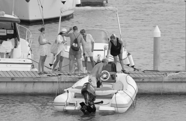 イタリア シチリア島 地中海 マリーナ ラグーザ ラグーザ州 8月2021 ポート内の人々 モーターボートや高級ヨット Editorial — ストック写真