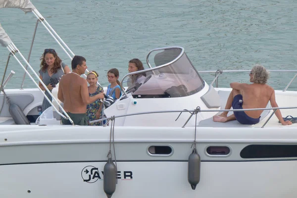 İtalya, Sicilya, Akdeniz, Marina di Ragusa (Ragusa Eyaleti); 11 Ağustos 2021, limanda lüks bir yatta insanlar - EDITORIAL