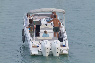 İtalya, Sicilya, Akdeniz, Marina di Ragusa (Ragusa Eyaleti); 11 Ağustos 2021, limanda lüks bir yatta insanlar - EDITORIAL