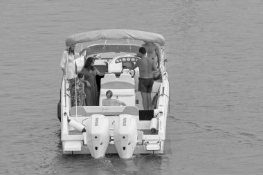 İtalya, Sicilya, Akdeniz, Marina di Ragusa (Ragusa Eyaleti); 11 Ağustos 2021, limanda lüks bir yatta insanlar - EDITORIAL