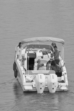 İtalya, Sicilya, Akdeniz, Marina di Ragusa (Ragusa Eyaleti); 11 Ağustos 2021, limanda lüks bir yatta insanlar - EDITORIAL