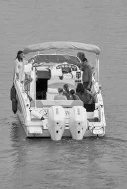 İtalya, Sicilya, Akdeniz, Marina di Ragusa (Ragusa Eyaleti); 11 Ağustos 2021, limanda lüks bir yatta insanlar - EDITORIAL