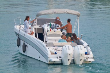 İtalya, Sicilya, Akdeniz, Marina di Ragusa (Ragusa Eyaleti); 11 Ağustos 2021, limanda lüks bir yatta insanlar - EDITORIAL