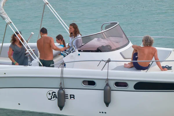 İtalya, Sicilya, Akdeniz, Marina di Ragusa (Ragusa Eyaleti); 11 Ağustos 2021, limanda lüks bir yatta insanlar - EDITORIAL