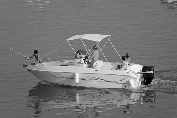 イタリア シチリア島 地中海 マリーナ ラグーザ ラグーザ州 8月2021 ポート内のモーターボートに乗っている人々 Editorial — ストック写真