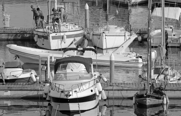 Italien Sicilien Medelhavet Marina Ragusa Ragusaprovinsen Augusti 2021 Man Gummibåt — Stockfoto