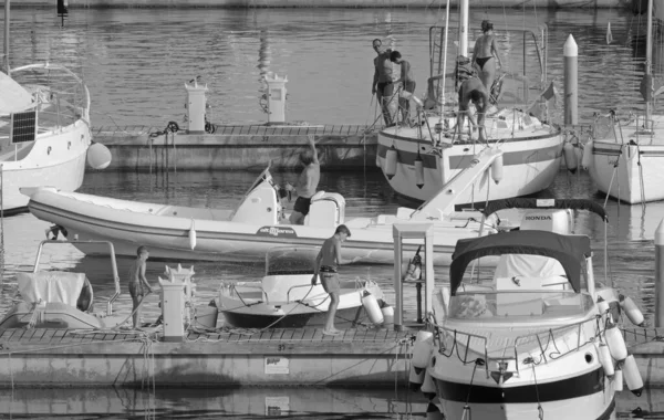 Italien Sicilien Medelhavet Marina Ragusa Ragusaprovinsen Augusti 2021 Man Gummibåt — Stockfoto