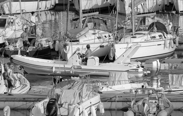 意大利 西西里 地中海 拉古萨海 拉古萨省 2021年8月13日 港口的橡皮船和豪华游艇上的人 Editorial — 图库照片