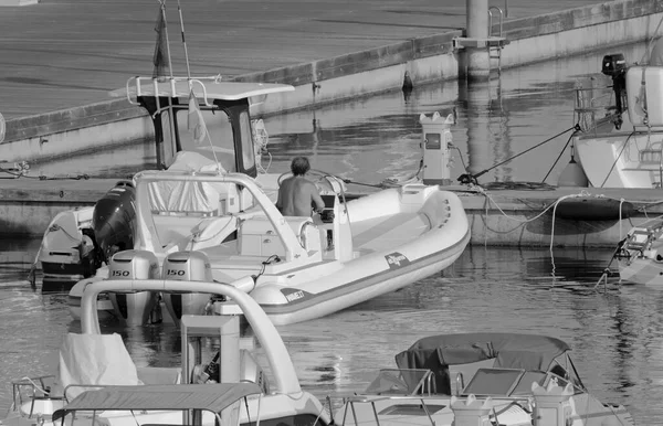 意大利 西西里 地中海 拉古萨海 拉古萨省 2021年8月13日 港口的橡皮船和豪华游艇上的人 Editorial — 图库照片