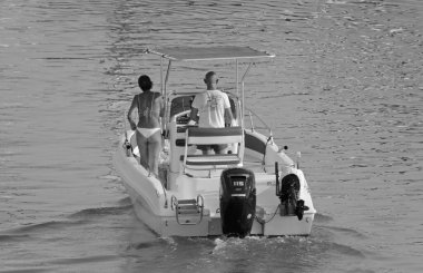 İtalya, Sicilya, Akdeniz, Marina di Ragusa (Ragusa Eyaleti); 13 Ağustos 2021, limanda bir motorlu tekne - EDITORIAL