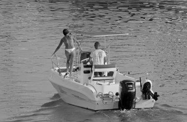 İtalya, Sicilya, Akdeniz, Marina di Ragusa (Ragusa Eyaleti); 13 Ağustos 2021, limanda bir motorlu tekne - EDITORIAL