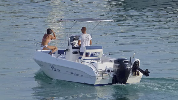 イタリア シチリア島 地中海 マリーナ ラグーザ ラグーザ州 8月2021 ポート内のモーターボート上のカップル 編集部 — ストック写真
