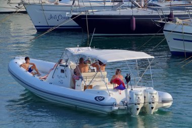 İtalya, Sicilya, Akdeniz, Marina di Ragusa (Ragusa ili); 14 Ağustos 2021, limandaki kauçuk bir teknede insanlar - EDITORIAL