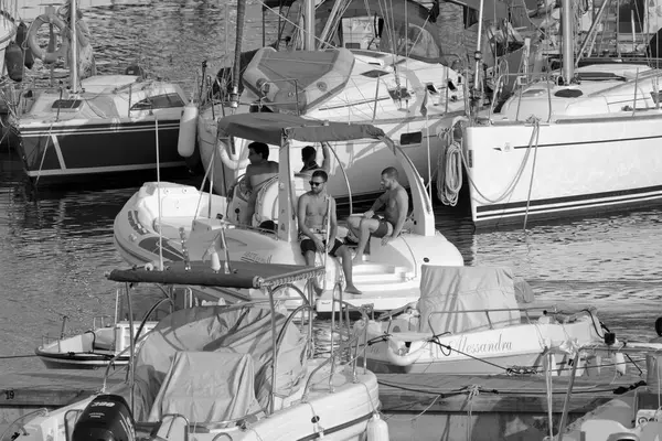 意大利 西西里 地中海 拉古萨海 拉古萨省 2021年8月14日 港口乘橡皮船和豪华游艇的人 Editorial — 图库照片