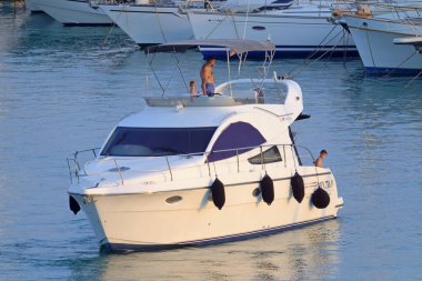 İtalya, Sicilya, Akdeniz, Marina di Ragusa (Ragusa Eyaleti); 14 Ağustos 2021, limanda lüks bir yatta insanlar - EDITORIAL