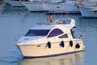 İtalya, Sicilya, Akdeniz, Marina di Ragusa (Ragusa Eyaleti); 14 Ağustos 2021, limanda lüks bir yatta insanlar - EDITORIAL