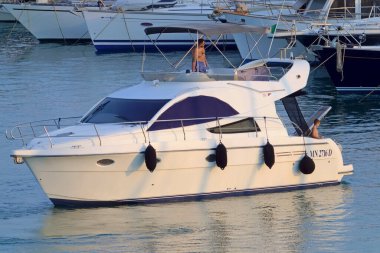 İtalya, Sicilya, Akdeniz, Marina di Ragusa (Ragusa Eyaleti); 14 Ağustos 2021, limanda lüks bir yatta insanlar - EDITORIAL