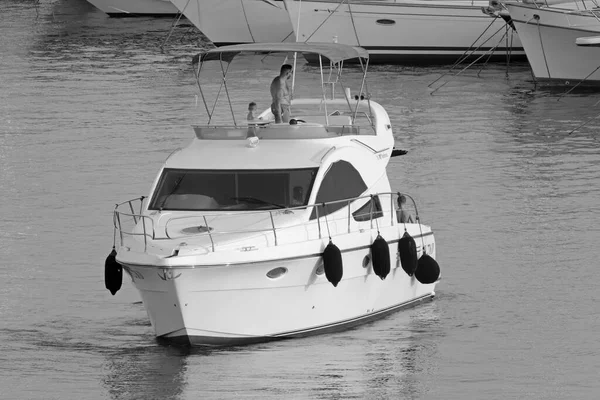 イタリア シチリア島 地中海 マリーナ ラグーザ ラグーザ州 8月2021 ポート内の豪華なヨットの人々 編集部 — ストック写真