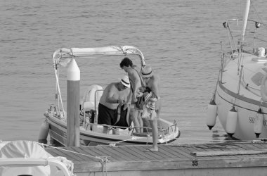 İtalya, Sicilya, Akdeniz, Marina di Ragusa (Ragusa Eyaleti); 14 Ağustos 2021, limandaki bir motorlu tekne - EDITORIAL