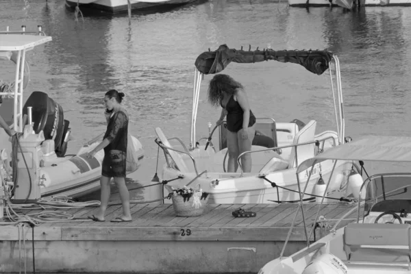 イタリア シチリア島 地中海 マリーナ ラグーザ ラグーザ州 8月2021 港の人々とモーターボート Editorial — ストック写真