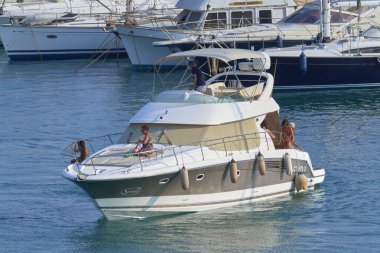 İtalya, Sicilya, Akdeniz, Marina di Ragusa (Ragusa Eyaleti); 15 Ağustos 2021, limanda lüks bir yatta insanlar - EDITORIAL