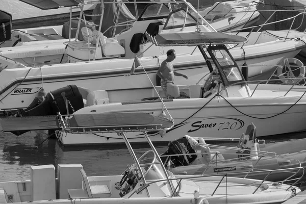 イタリア シチリア島 地中海 マリーナ ラグーザ ラグーザ州 8月2021 ポート内のモーターボートや高級ヨットの男 Editorial — ストック写真