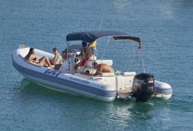 İtalya, Sicilya, Akdeniz, Marina di Ragusa (Ragusa ili); 16 Ağustos 2021, limandaki kauçuk bir teknede insanlar - EDITORIAL