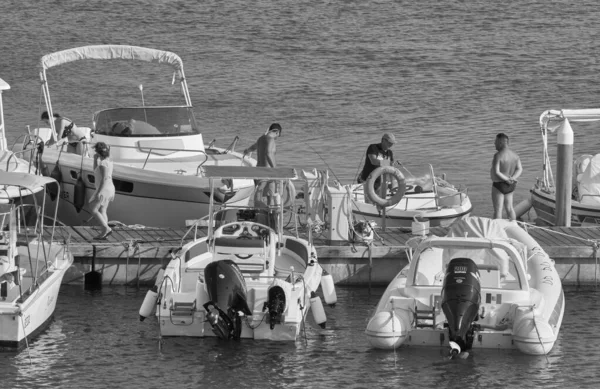Italien Sicilien Medelhavet Marina Ragusa Ragusaprovinsen Augusti 2021 Människor Motorbåtar — Stockfoto